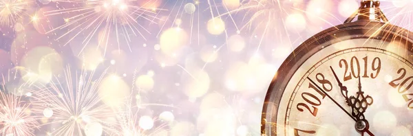 Yeni yıl 2019 - gece yarısı saat ve havai fişek ile