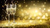 Šampaňské flétny v zlaté třpytivé pozadí - šťastný nový rok
