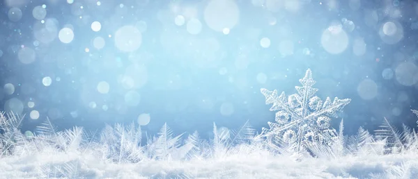 クリスマスと冬背景すぐ自然雪の吹きだまりの雪の結晶 — ストック写真