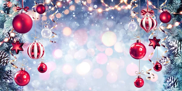 Weihnachten Rote Kugeln Hängen Mit Tannenzweigen Glänzenden Hintergrund — Stockfoto
