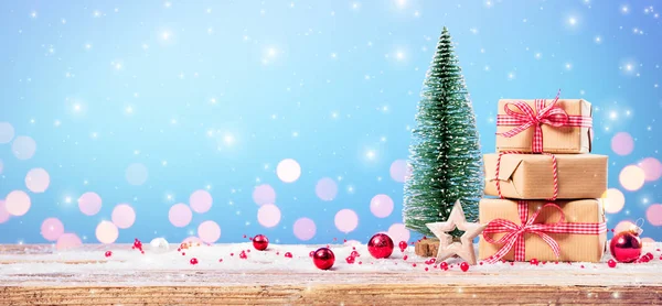 Gift Van Kerstmis Met Ornament Tafel — Stockfoto