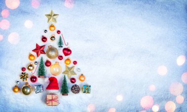 Noel öğe şekil ağacında karda