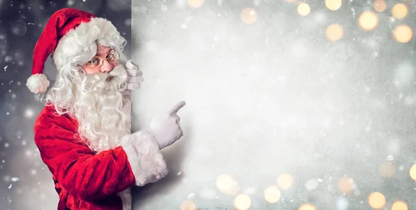 Санта Клауса Вказуючи Пусті Рекламний Щит — стокове фото