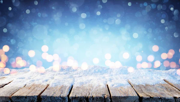 冬の背景 夜のクリスマス イルミネーションと雪に覆われたテーブル — ストック写真