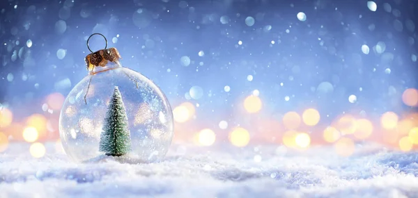 Снежный Бал Рождественской Елкой Нем Огни Зимнем Фоне — стоковое фото