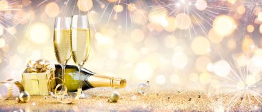 Şampanya ve parlak dekorasyon ile yeni yıl kutlama