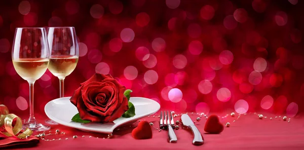 ロマンチックなディナーのバレンタインデーのためのテーブルセッティング — ストック写真