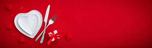 Ρομαντικό Σκηνικό Τραπέζι Μαχαιροπίρουνα Και Πιάτα Στο Τραπέζι Κόκκινο — Φωτογραφία Αρχείου