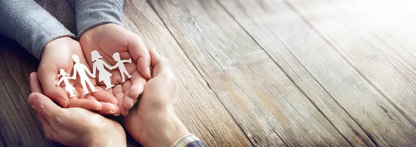 Cuidado Familia Manos Con Silueta Papel Mesa — Foto de Stock