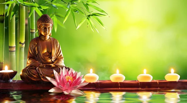 Buddha Statue Mit Kerzen Natürlichen Hintergrund — Stockfoto