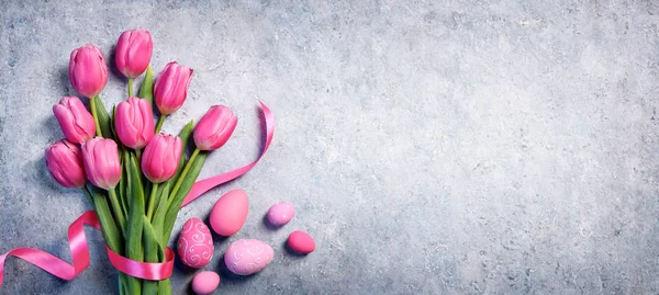 Ostern Tulpenstrauß Und Eier Auf Grauem Hintergrund — Stockfoto