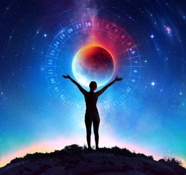 Adet döngüsü - ay takvimi ile genç kadın