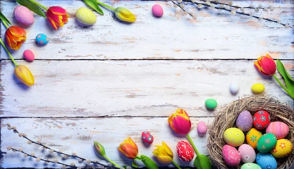 Kartka Wielkanocna Malowane Jajka Gnieździe Tulipany Vintage Deski — Zdjęcie stockowe