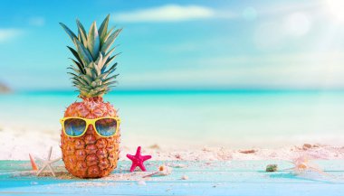 Plajda Güneş Gözlüğü ile Ananas