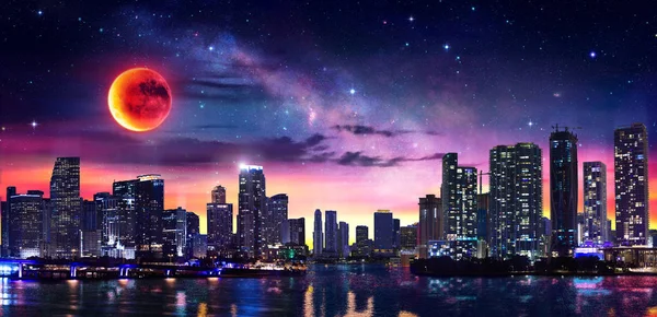 天の川と赤い月とマイアミダウンタウンのファンタジー風景 — ストック写真