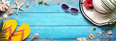 Summer Beach Arka Plan - Şapka Ve Güneş Gözlüğü Palm Ve Kabukları ile Mavi Tahta