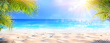 Palmiye Yaprakları ve Cennet Adası ile Güneşli Tropikal Plaj