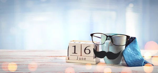 Babalar Günü Kavramı Kupa Gözlük Kravat Masada — Stok fotoğraf
