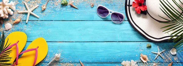 夏のビーチの背景 ヤシとシェルと青い板に帽子とサングラス — ストック写真
