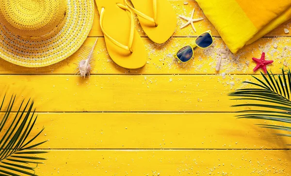 Желтый Летний Фон Пляжными Аксессуарами Пальмовыми Листьями — стоковое фото
