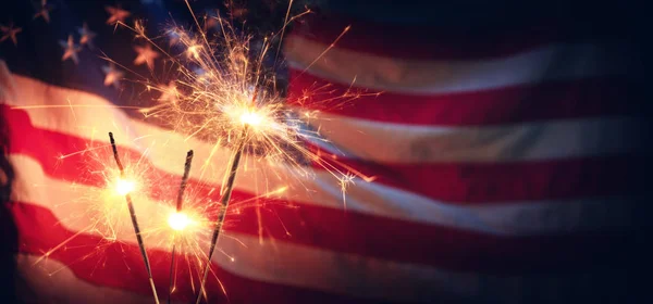 Vintage Celebration Med Sparklers Och Defokuserade Amerikanska Flaggan Självständighets Dagen — Stockfoto