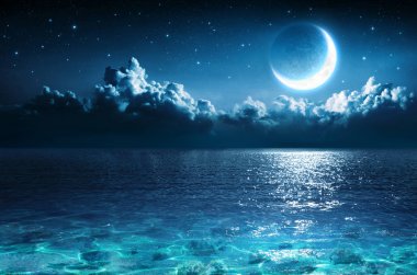 Sihirli Gecede Denizde Romantik Ay