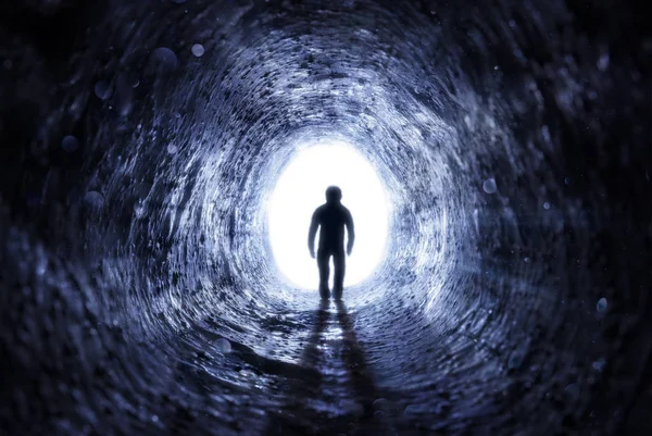 Homem Sênior Caminhando Para Luz Final Túnel Esperança Após Vida — Fotografia de Stock