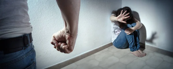 Concetto Violenza Domestica Marito Che Picchia Sua Moglie — Foto Stock