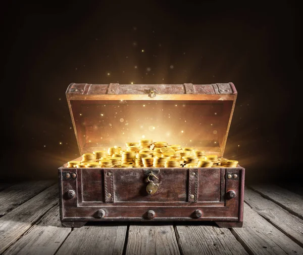 Kincsesláda Nyílt Ősi Trunk Golden Coins — Stock Fotó