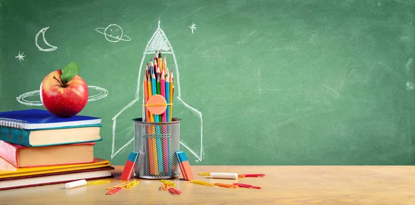 Zurück Zur Schule Bücher Und Bleistifte Mit Raketenskizze — Stockfoto