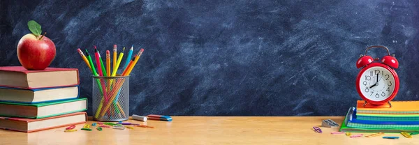 Apfel Auf Stapelbüchern Mit Bleistift Und Wecker Zurück Die Schule — Stockfoto