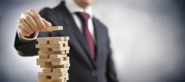 İş Planlama ve Strateji - İşadamı Oyuncak Blokları ile Bir Kule İnşa