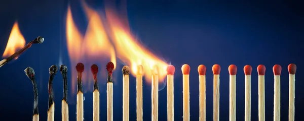Matches Lit Row Burning Chain Reaction — Stock Photo, Image