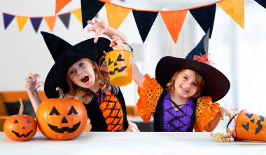 Karnaval Kostümleri Ile Happy Sisters Kapalı - Neşeli Çocuklar Kabak ve Şeker ile oynayın