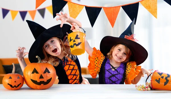 Hermanas Felices Con Disfraces Carnaval Interiores Niños Alegres Juegan Con — Foto de Stock