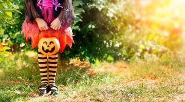 Meadow 'da şeker sepeti olan küçük kız - Cadılar Bayramı Hediye ya da Şeker Konsepti