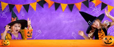 İçeride Cadı Kostümlü Mutlu Kardeşler Çocuklar Balkabağı ve Şekerle Oynuyor