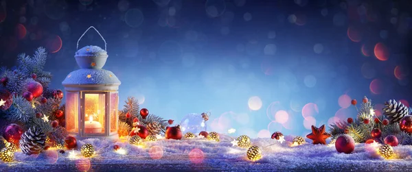 Рождественский Фонарь Снежном Столе Еловыми Ветвями Орнаментами — стоковое фото