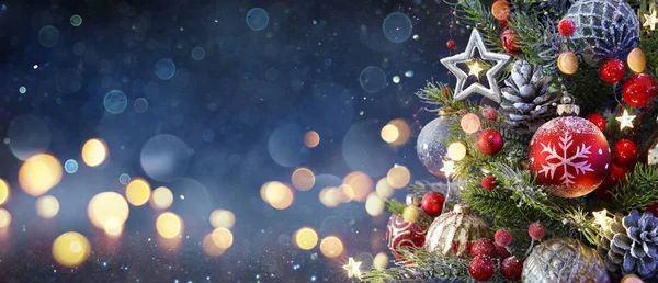 Árbol Navidad Con Adornos Luces Brillantes Borrosas Imagen De Stock