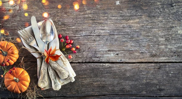 感謝祭の場所の設定 銀やカボチャと素朴なテーブル — ストック写真