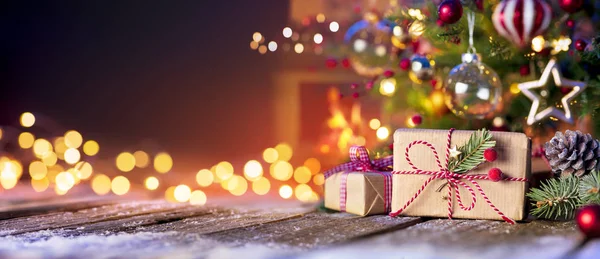 Weihnachtszimmer Geschenkbox Unter Dem Baum Mit Lichtern Und Kamin — Stockfoto