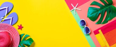 Minimum Renkli Tasarımlı Plaj Aksesuarları, çizgili şapkalı ve tropikal yapraklı el havluları.