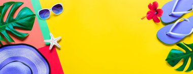 Parmak arası terlikler, şapka ve tropikal yapraklar - Minimum Renkli Tasarım Sahil Aksesuarları