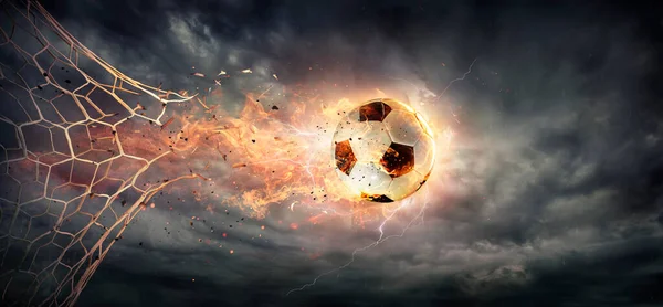 Objetivo Bola Futebol Fiery Rompendo Rede Com Céu Dramático — Fotografia de Stock