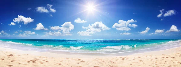 Spiaggia Sabbia Idilliaca Con Sole Sull Oceano — Foto Stock