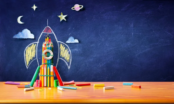 启动概念 用彩色铅笔在黑板上的火箭绘图 返回学校 — 图库照片
