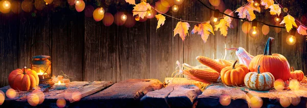 Thanksgiving Table Pumpkins Corncobs Wooden Plank Garlands — 스톡 사진