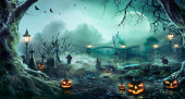 Jack O Lanterns a temetőben a kísérteties éjszaka - Halloween háttér