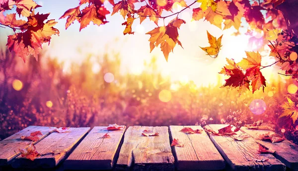 Осенний Стол Красными Листьями Цветной Винтажный Фильтр Разряженный Фон Bokeh — стоковое фото
