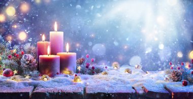 Advent - Parlak Gecedeki Noel Süslü Dört Mor Mum